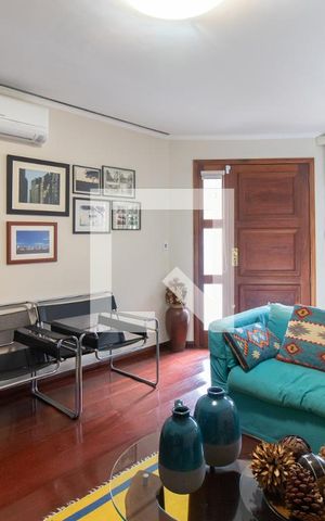 Casa à venda com 279m², 4 quartos e 4 vagas Casa à venda com 279m², 4 quartos e 4 vagasSala