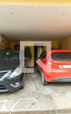 Casa à venda com 279m², 4 quartos e 4 vagas Casa à venda com 279m², 4 quartos e 4 vagasGaragem