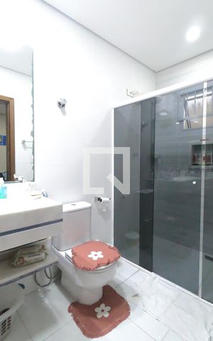 Casa à venda com 300m², 3 quartos e 5 vagasBanheiro da Suíte 1