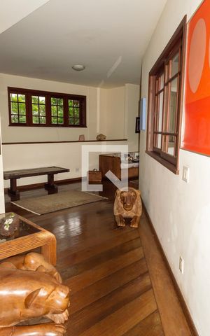 Casa de condomínio à venda com 500m², 5 quartos e 3 vagas Casa de condomínio à venda com 500m², 5 quartos e 3 vagasSala
