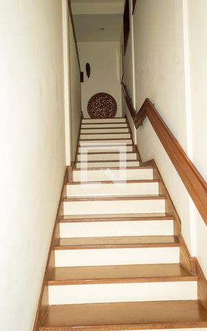 Casa de condomínio à venda com 500m², 5 quartos e 3 vagas Casa de condomínio à venda com 500m², 5 quartos e 3 vagasEscadas