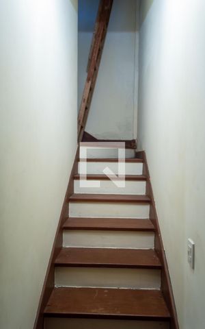 Casa de condomínio à venda com 500m², 5 quartos e 3 vagas Casa de condomínio à venda com 500m², 5 quartos e 3 vagasEscada