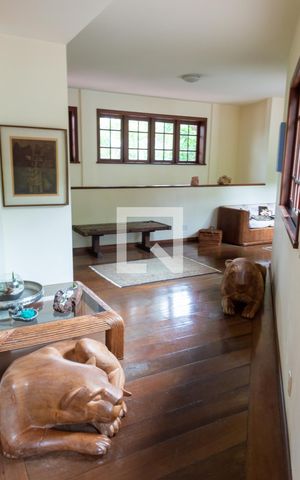 Casa de condomínio à venda com 500m², 5 quartos e 3 vagas Casa de condomínio à venda com 500m², 5 quartos e 3 vagasSala
