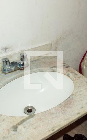 Casa de condomínio à venda com 500m², 5 quartos e 3 vagas Casa de condomínio à venda com 500m², 5 quartos e 3 vagasDetalhe banheiro