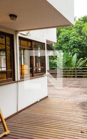 Casa de condomínio à venda com 500m², 5 quartos e 3 vagas Casa de condomínio à venda com 500m², 5 quartos e 3 vagasvaranda