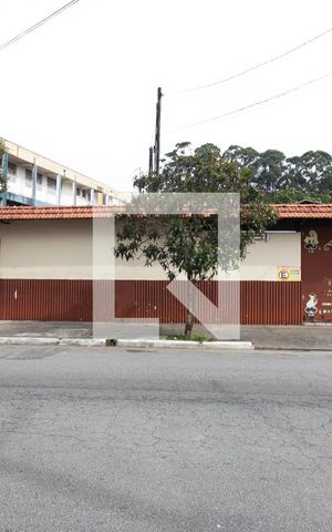 Casa à venda com 760m², 4 quartos e 2 vagas Casa à venda com 760m², 4 quartos e 2 vagasFachada