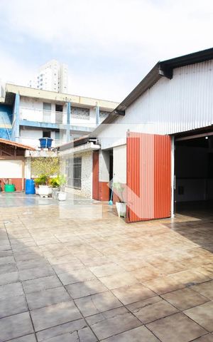 Casa à venda com 760m², 4 quartos e 2 vagas Casa à venda com 760m², 4 quartos e 2 vagasQuintal