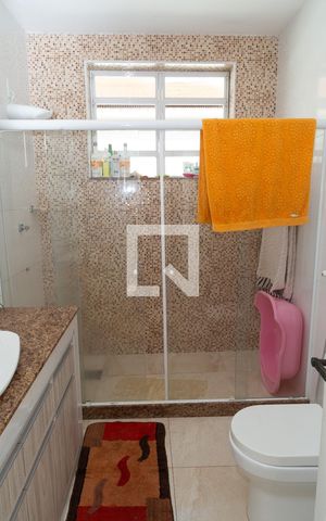 Casa à venda com 450m², 6 quartos e 2 vagas Casa à venda com 450m², 6 quartos e 2 vagasBanheiro 2