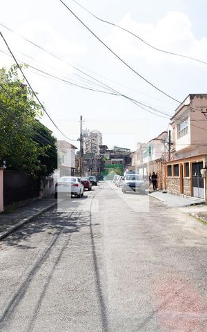 Casa à venda com 450m², 6 quartos e 2 vagas Casa à venda com 450m², 6 quartos e 2 vagasRua Com Portão na Entrada
