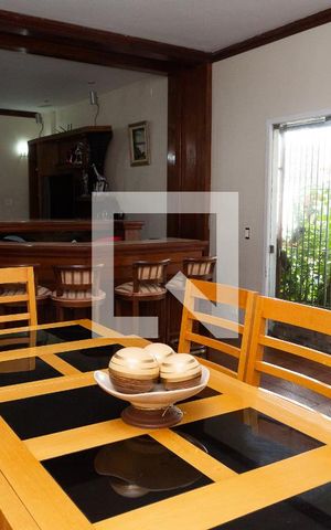 Casa à venda com 450m², 6 quartos e 2 vagas Casa à venda com 450m², 6 quartos e 2 vagasSala de Estar