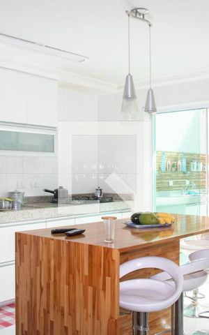 Casa à venda com 360m², 4 quartos e 6 vagas Casa à venda com 360m², 4 quartos e 6 vagasCozinha