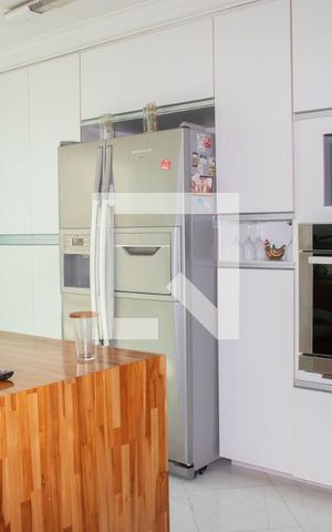 Casa à venda com 360m², 4 quartos e 6 vagas Casa à venda com 360m², 4 quartos e 6 vagasCozinha