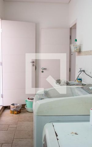 Casa à venda com 360m², 4 quartos e 6 vagas Casa à venda com 360m², 4 quartos e 6 vagasÁrea de Serviço
