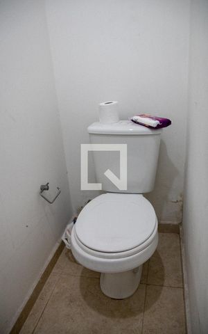 Casa à venda com 360m², 4 quartos e 6 vagas Casa à venda com 360m², 4 quartos e 6 vagasBanheiro de Serviço