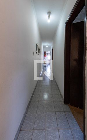 Casa à venda com 190m², 4 quartos e 3 vagas Casa à venda com 190m², 4 quartos e 3 vagasCorredor