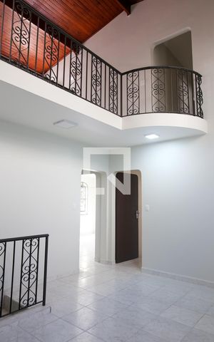 Casa para alugar com 300m², 4 quartos e 4 vagas Casa para alugar com 300m², 4 quartos e 4 vagasCorredor