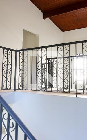 Casa para alugar com 300m², 4 quartos e 4 vagas Casa para alugar com 300m², 4 quartos e 4 vagasEscada