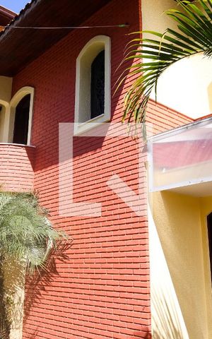 Casa para alugar com 300m², 4 quartos e 4 vagas Casa para alugar com 300m², 4 quartos e 4 vagasFachada