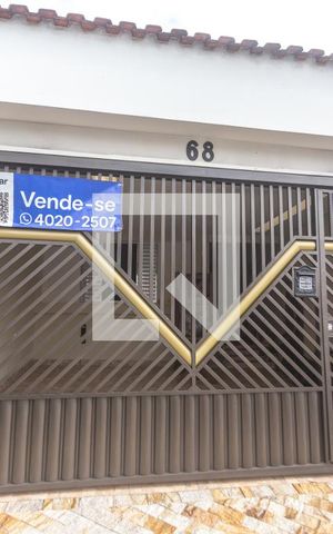 Casa à venda com 143m², 2 quartos e 2 vagas Casa à venda com 143m², 2 quartos e 2 vagasFachada