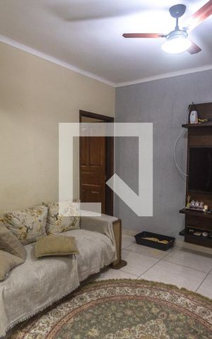 Casa à venda com 143m², 2 quartos e 2 vagas Casa à venda com 143m², 2 quartos e 2 vagasSala de estar