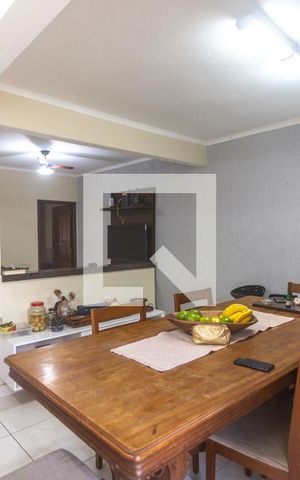 Casa à venda com 143m², 2 quartos e 2 vagas Casa à venda com 143m², 2 quartos e 2 vagasCozinha