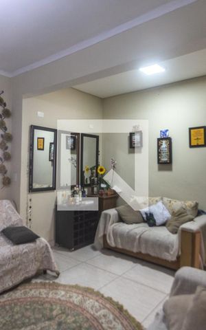 Casa à venda com 143m², 2 quartos e 2 vagas Casa à venda com 143m², 2 quartos e 2 vagasSala de estar
