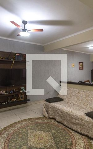 Casa à venda com 143m², 2 quartos e 2 vagas Casa à venda com 143m², 2 quartos e 2 vagasSala de estar