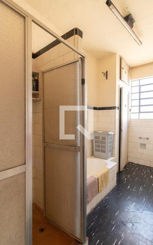 Casa à venda com 300m², 5 quartos e 1 vaga Casa à venda com 300m², 5 quartos e 1 vagaBanheiro