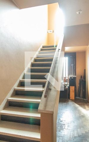 Casa à venda com 300m², 5 quartos e 1 vaga Casa à venda com 300m², 5 quartos e 1 vagaEscada