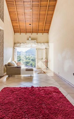 Casa à venda com 350m², 3 quartos e sem vaga Casa à venda com 350m², 3 quartos e sem vagaSala