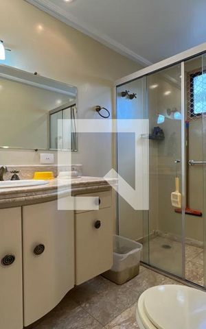 Apartamento para alugar com 180m², 4 quartos e 3 vagas Apartamento para alugar com 180m², 4 quartos e 3 vagasBanheiro da Suíte 1