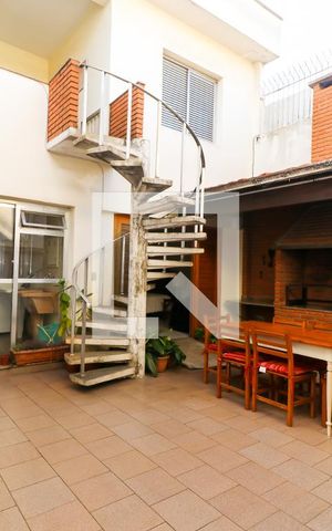 Casa à venda com 260m², 3 quartos e 4 vagas Casa à venda com 260m², 3 quartos e 4 vagasQuintal