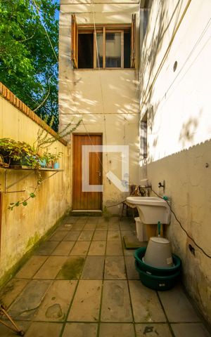 Casa à venda com 232m², 4 quartos e 6 vagas Casa à venda com 232m², 4 quartos e 6 vagasÁrea de Serviço