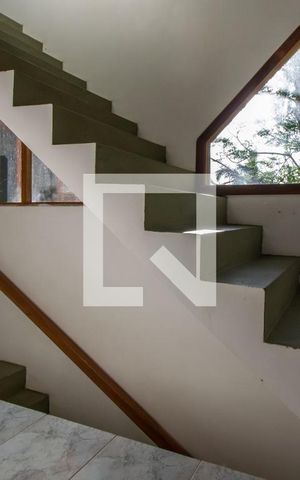 Casa à venda com 232m², 4 quartos e 6 vagas Casa à venda com 232m², 4 quartos e 6 vagasEscada
