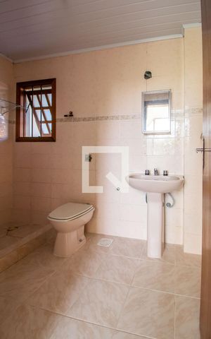 Casa à venda com 232m², 4 quartos e 6 vagas Casa à venda com 232m², 4 quartos e 6 vagasBanheiro Corredor
