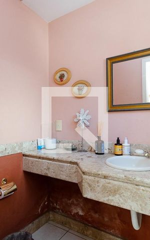 Casa de condomínio à venda com 250m², 5 quartos e 2 vagas Casa de condomínio à venda com 250m², 5 quartos e 2 vagasLavabo