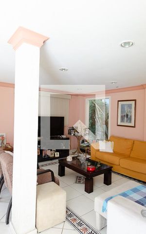 Casa de condomínio à venda com 250m², 5 quartos e 2 vagas Casa de condomínio à venda com 250m², 5 quartos e 2 vagasSala