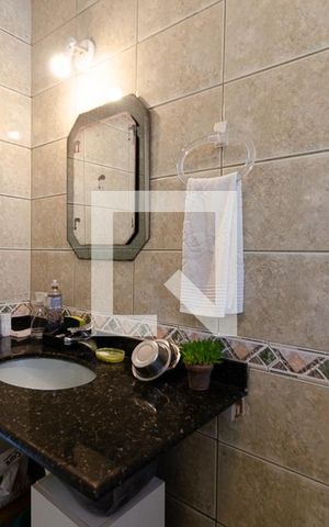 Casa de condomínio à venda com 250m², 5 quartos e 2 vagas Casa de condomínio à venda com 250m², 5 quartos e 2 vagasBanheiro da Suíte 2
