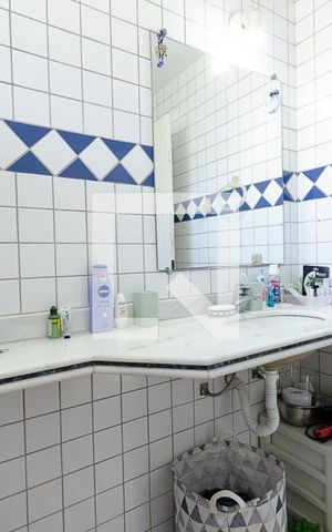 Casa de condomínio à venda com 250m², 5 quartos e 2 vagas Casa de condomínio à venda com 250m², 5 quartos e 2 vagasBanheiro da Suíte 1