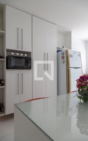 Casa de condomínio à venda com 257m², 4 quartos e 3 vagas Casa de condomínio à venda com 257m², 4 quartos e 3 vagasCozinha