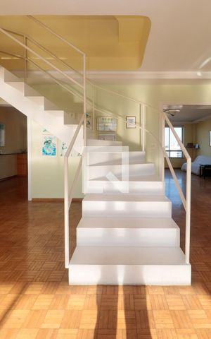 Apartamento à venda com 610m², 4 quartos e 3 vagas Apartamento à venda com 610m², 4 quartos e 3 vagasEscada
