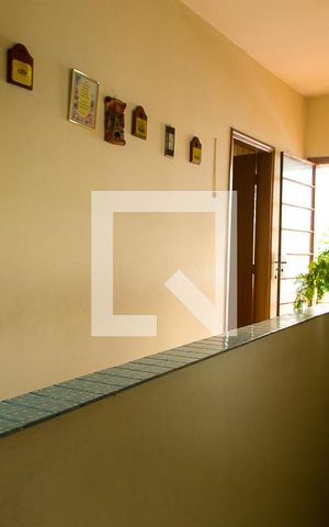 Casa à venda com 200m², 2 quartos e 1 vaga Casa à venda com 200m², 2 quartos e 1 vagaCorredor