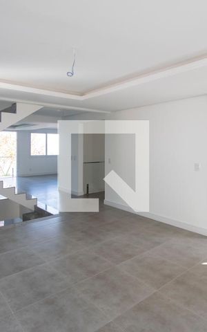 Casa à venda com 297m², 4 quartos e 3 vagas Casa à venda com 297m², 4 quartos e 3 vagasSala