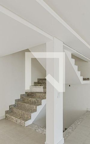 Casa de condomínio para alugar com 278m², 4 quartos e 3 vagasEscada