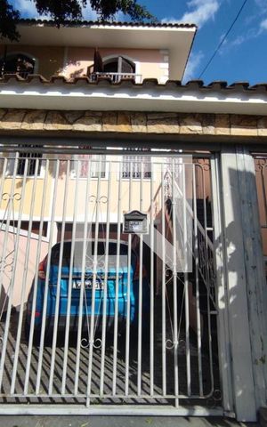 Casa à venda com 240m², 3 quartos e 3 vagas Casa à venda com 240m², 3 quartos e 3 vagasfachada