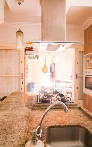 Casa à venda com 240m², 3 quartos e 3 vagascozinha