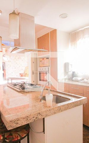 Casa à venda com 240m², 3 quartos e 3 vagascozinha