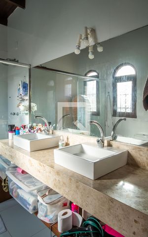 Casa para alugar com 225m², 3 quartos e 8 vagas Casa para alugar com 225m², 3 quartos e 8 vagasBanheiro da Suíte