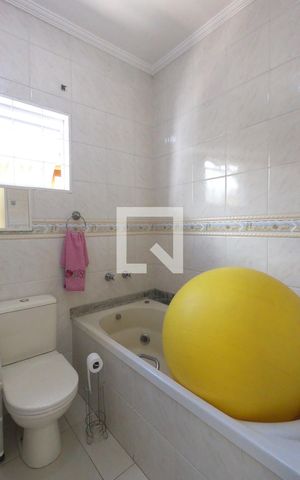 Casa à venda com 200m², 3 quartos e 2 vagasBanheiro da Suíte 1