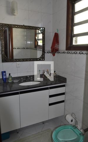 Casa à venda com 184m², 3 quartos e 6 vagasBanheiro da Suíte 1
